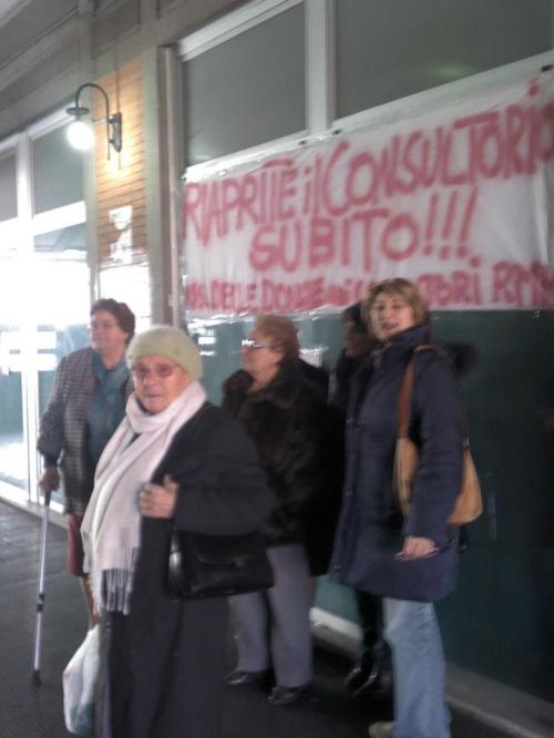 Donne protestano davanti allo striscione che reclama l'apertura del consultorio di Marino